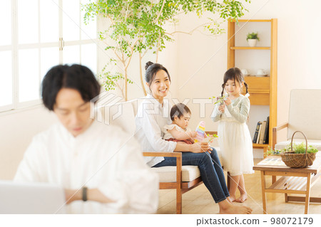 Men working from home 98072179