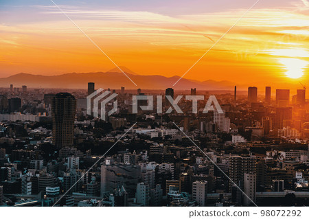 The skyline and cityscape at sunset in Tokyo, Japan 98072292