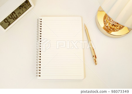 燈具和日記模型 98073349