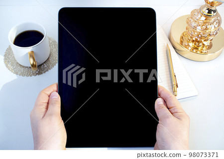 使用平板電腦的女人的手 98073371
