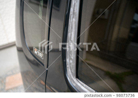 劣化的汽車窗框橡膠 劣化的汽車窗框橡膠 98073736