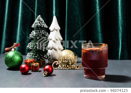 Christmas drink Vin Chaud, French mulled wine ingredients_cinnamon and dried fruits 98074125