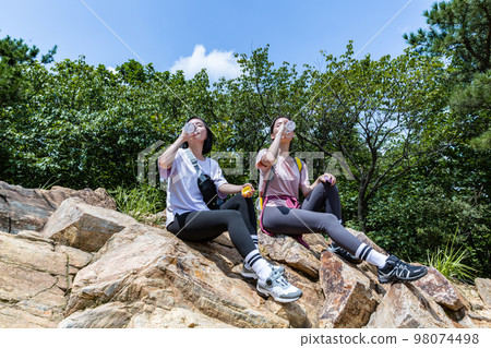 korean young women hiking and plogging_drinking water korean young women hiking and plogging_drinking water 98074498