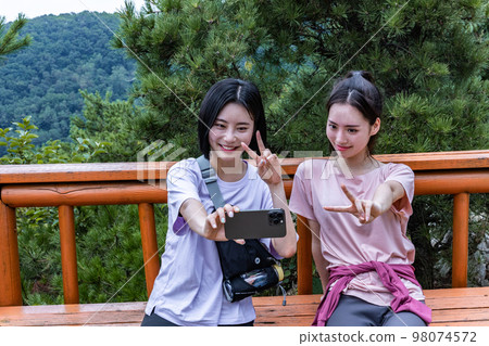 korean young women hiking and plogging_taking a selfie 98074572