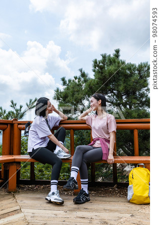 korean young women hiking and plogging_resting korean young women hiking and plogging_resting 98074593