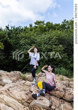 korean young women hiking and plogging_standing on the rock 98074693