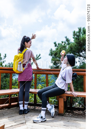 korean young women hiking and plogging_resting korean young women hiking and plogging_resting 98074728