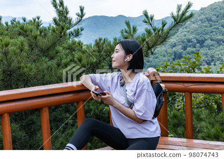 korean young women hiking and plogging_looking at scenery 98074743