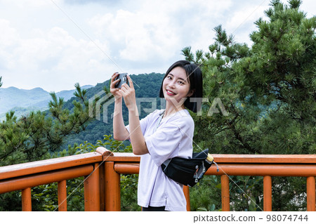 korean young women hiking and plogging_taking a picture landscape korean young women hiking and plogging_taking a picture landscape 98074744