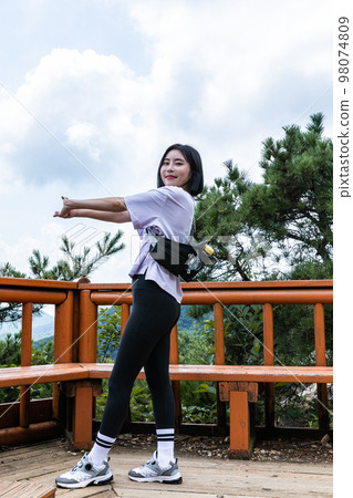 korean young women hiking and plogging_stretching 98074809