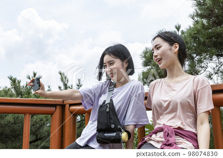 korean young women hiking and plogging_taking a selfie korean young women hiking and plogging_taking a selfie 98074830
