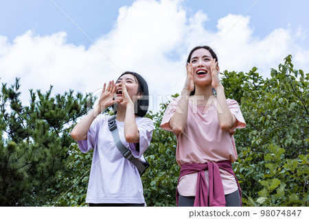 korean young women hiking and plogging_shouting motion korean young women hiking and plogging_shouting motion 98074847