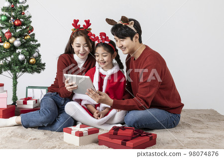 happy Asian Korean family in Christmas concept_watching tablet device 98074876