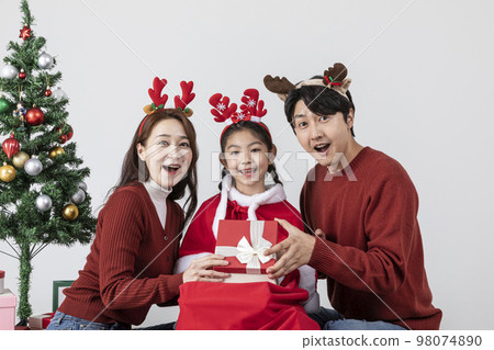 happy Asian Korean family in Christmas concept__surprised at gifts happy Asian Korean family in Christmas concept__surprised at gifts 98074890