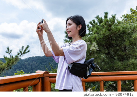 korean young women hiking and plogging_taking a picture landscape korean young women hiking and plogging_taking a picture landscape 98074912