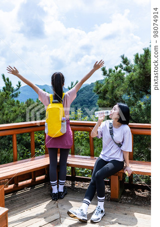 korean young women hiking and plogging_resting 98074914