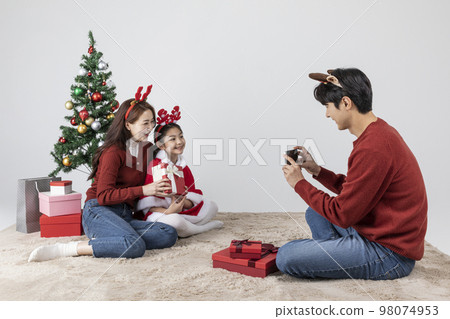 happy Asian Korean family in Christmas concept_taking a photo happy Asian Korean family in Christmas concept_taking a photo 98074953