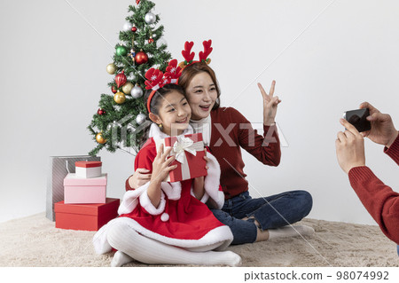 happy Asian Korean family in Christmas concept_taking a photo 98074992