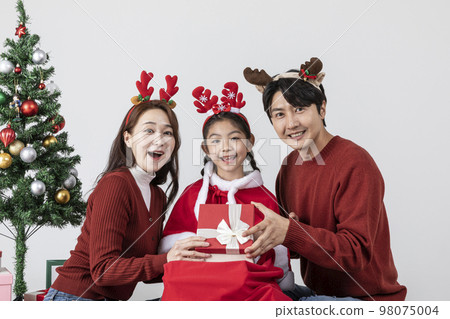happy Asian Korean family in Christmas concept__surprised at gifts happy Asian Korean family in Christmas concept__surprised at gifts 98075004