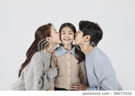 happy Asian Korean family, isolated in white background_kissing to daughter happy Asian Korean family, isolated in white background_kissing to daughter 98075020