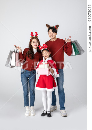 happy Asian Korean family in Christmas concept_holding shopping bag and gift box 98075023