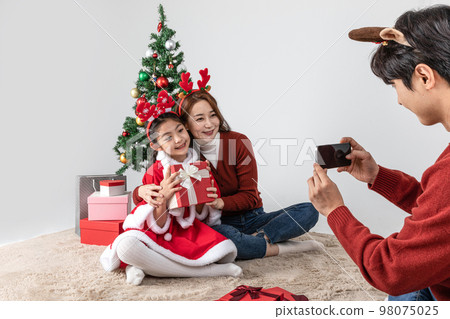happy Asian Korean family in Christmas concept_taking a photo 98075025