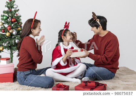 happy Asian Korean family in Christmas concept_giving gifts happy Asian Korean family in Christmas concept_giving gifts 98075037