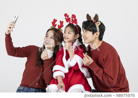 happy Asian Korean family in Christmas concept_taking a selfie 98075070
