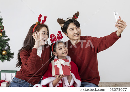 happy Asian Korean family in Christmas concept_taking a selfie happy Asian Korean family in Christmas concept_taking a selfie 98075077