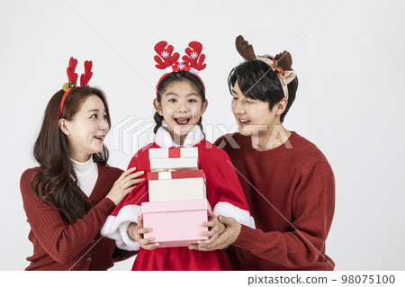 happy Asian Korean family in Christmas concept_holding a gift box 98075100