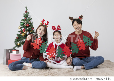 happy Asian Korean family in Christmas concept_holding a tree shaped garland happy Asian Korean family in Christmas concept_holding a tree shaped garland 98075110
