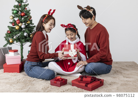 happy Asian Korean family in Christmas concept__surprised at gifts 98075112