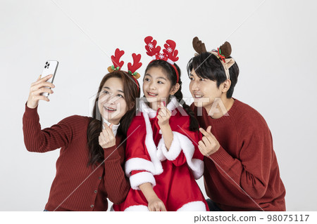 happy Asian Korean family in Christmas concept_taking a selfie 98075117