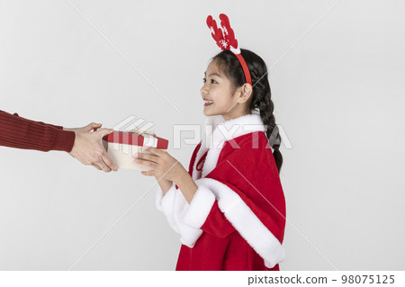 happy Asian Korean family in Christmas concept_giving, receiving gifts happy Asian Korean family in Christmas concept_giving, receiving gifts 98075125