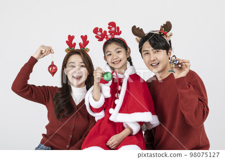 happy Asian Korean family in Christmas concept_holding an winter ornament 98075127
