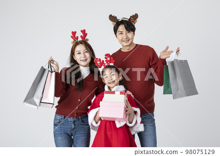 happy Asian Korean family in Christmas concept_holding shopping bag and gift box 98075129