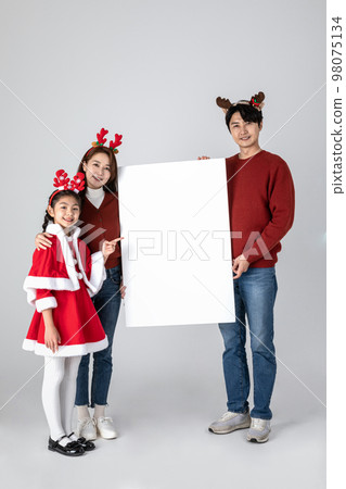 happy Asian Korean family in Christmas concept_holding a panel 98075134