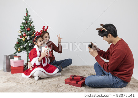 happy Asian Korean family in Christmas concept_taking a photo 98075141