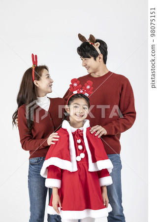 happy Asian Korean family in Christmas concept 98075151