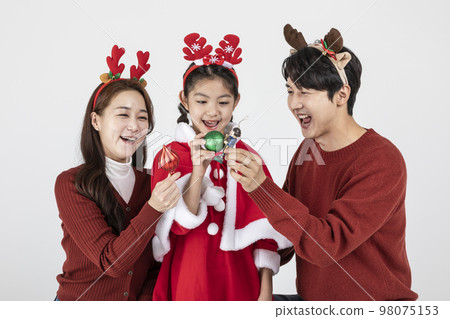 happy Asian Korean family in Christmas concept_holding an winter ornament happy Asian Korean family in Christmas concept_holding an winter ornament 98075153