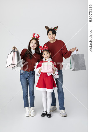 happy Asian Korean family in Christmas concept_holding shopping bag and gift box 98075156
