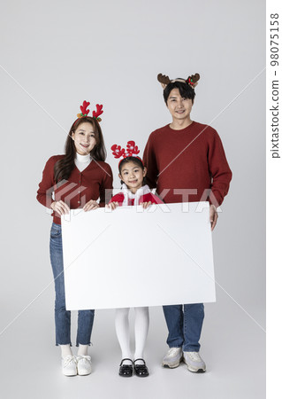 happy Asian Korean family in Christmas concept_holding a panel happy Asian Korean family in Christmas concept_holding a panel 98075158