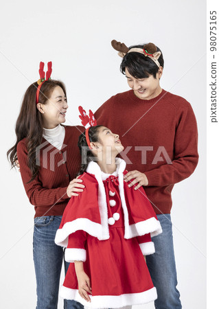 happy Asian Korean family in Christmas concept 98075165