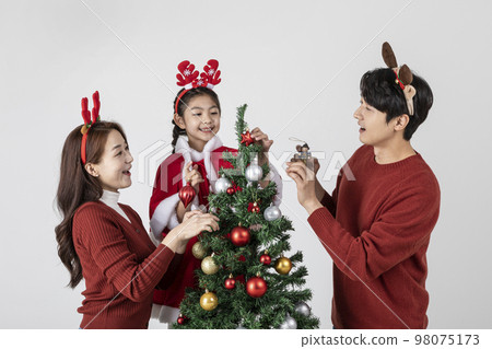 happy Asian Korean family in Christmas concept_decorating the christmas tree happy Asian Korean family in Christmas concept_decorating the christmas tree 98075173