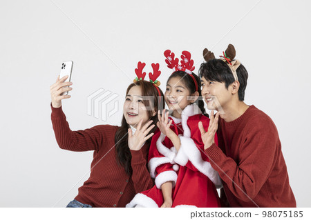 happy Asian Korean family in Christmas concept_taking a selfie 98075185