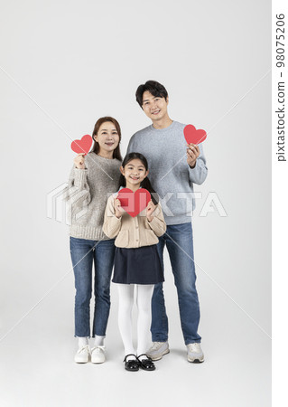 happy Asian Korean family, isolated in white background_holding a heart shape 98075206