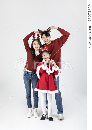 happy Asian Korean family in Christmas concept 98075209