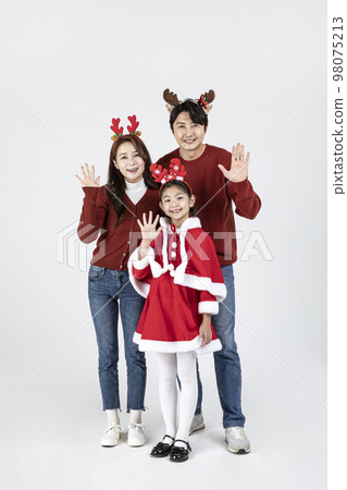 happy Asian Korean family in Christmas concept 98075213