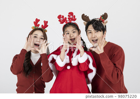 happy Asian Korean family in Christmas concept_hurray 98075220
