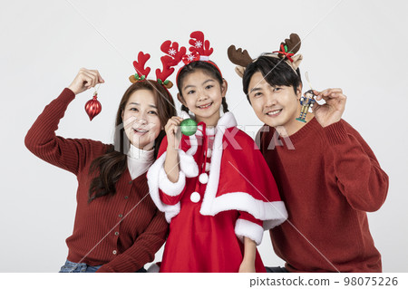happy Asian Korean family in Christmas concept_holding an winter ornament 98075226